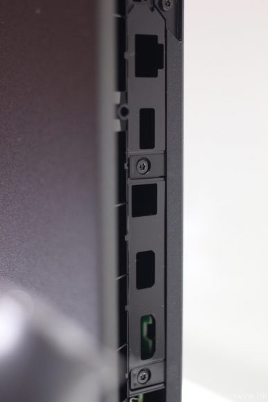 觀察 PS4 Pro Mockup 原型機機背的端子位，可以發現增加了一組 USB 輸入（上二），並保留 HDMI 及光纖輸出，與及 AUX 專用端子及Ethernet 輸入。