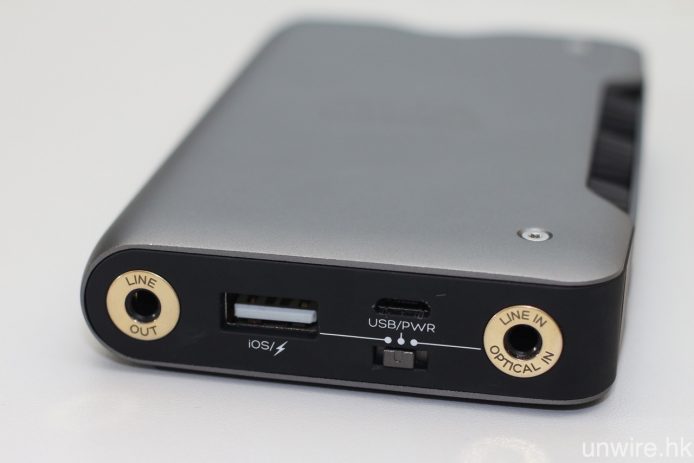 機底設有用作連接 iOS 裝置的 USB Type A、可連接電腦、Anroid 的 Micro USB、3.5mm Line In/光纖輸入端子，與及 3.5mm Line Out 輸出。