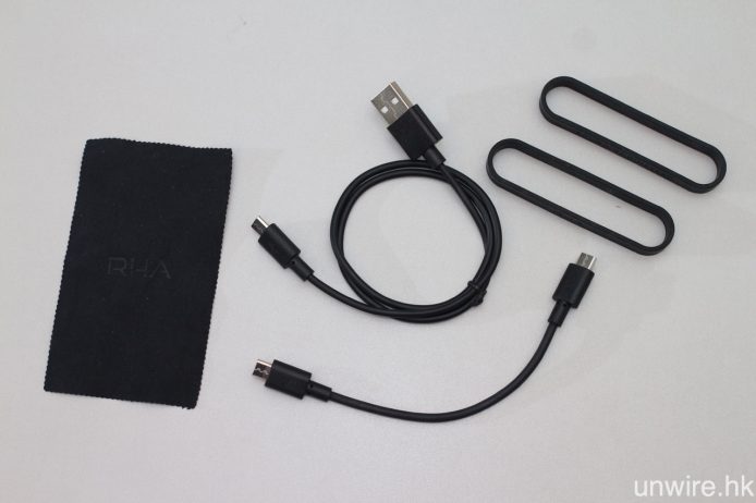 隨機附送矽膠機帶、抹布，以及 Micro USB/USB Type-A 及 Micro USB/Micro USB 接線各一條。