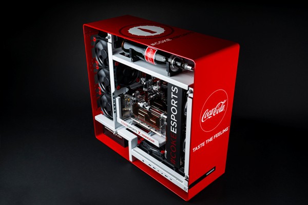 設有可樂水冷系統！Maingear 發表 Coca-Cola 版 Rush 1ofONE 遊戲 PC