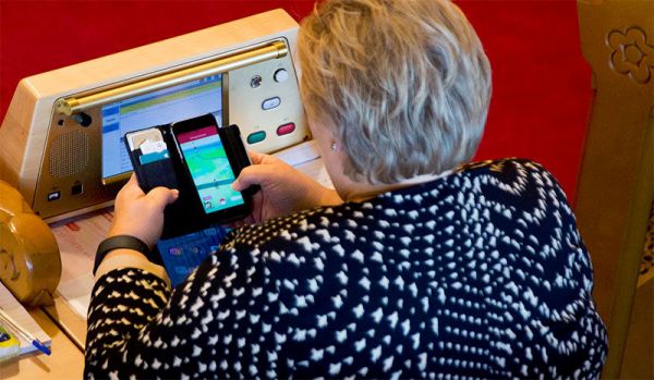 挪威首相太沉迷《Pokemon GO》！國會上捉小精靈當場斷正