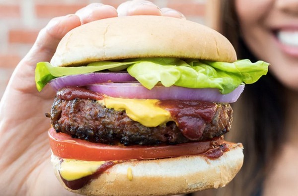 Bill Gates 都讚好！Beyond Burger 素食漢堡味道外型激似肉製漢堡