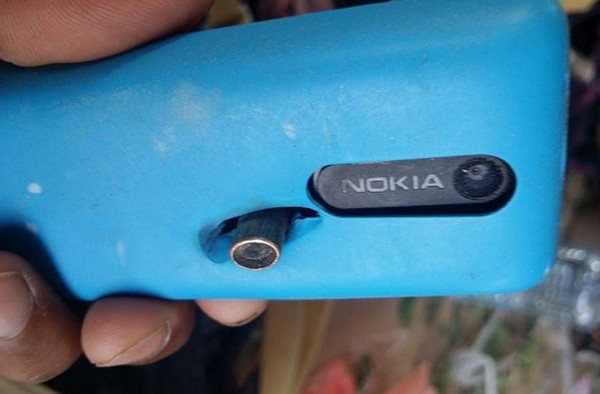 3310 有對手！Nokia 108 成功幫士兵擋子彈超硬淨