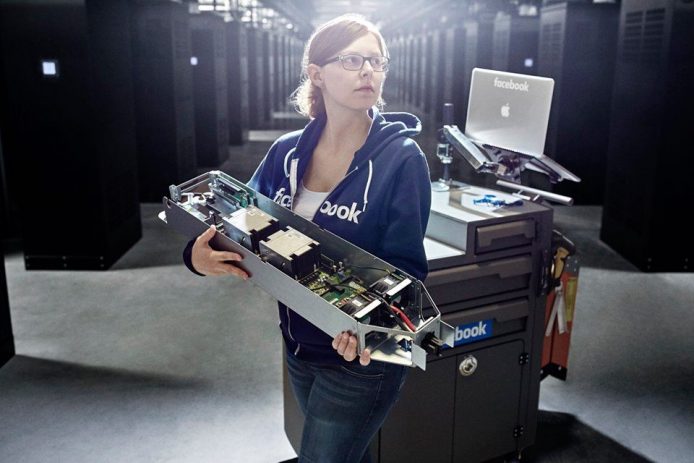 科技感極濃！Mark Zuckerberg 展示 Facebook 數據中心內部照片
