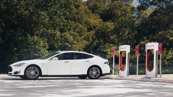 再冇免費午餐！Tesla 宣佈明年 1 月 1 日起 SuperCharging 充電站將開始收費