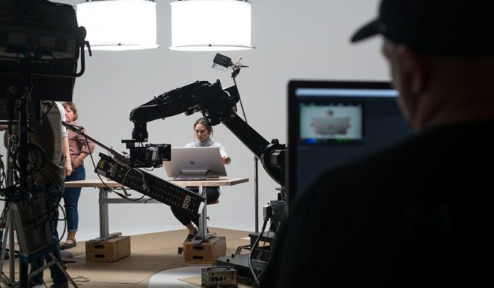 工業機器人 + Xbox 手掣！微軟公開 Surface Studio 廣告拍攝秘密