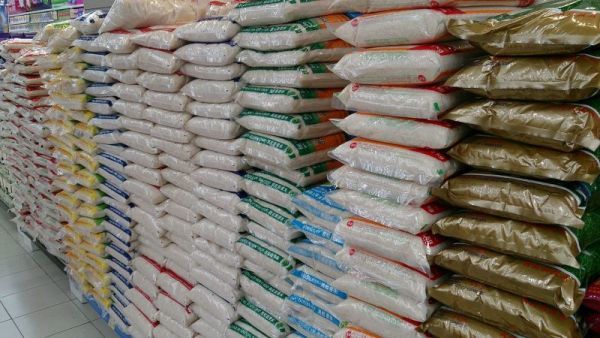 由強國非法偷運入口！尼日利亞海關檢獲 2.5 噸塑膠假米隨時食死人