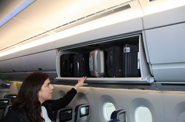 背包客噩耗！美國聯合航空宣佈「座位上行李儲物櫃」將需要額外收費