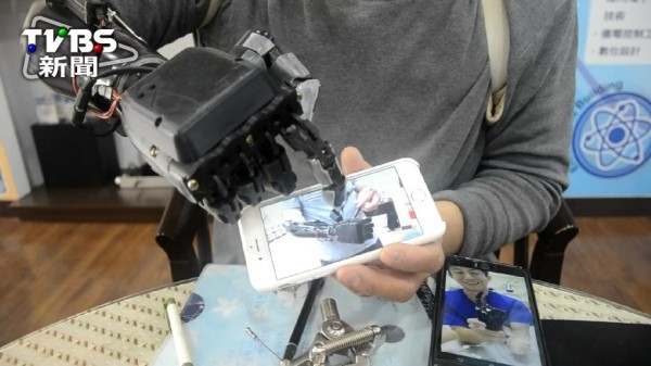 台灣斷手模具師自製 3D 電動義肢 成本竟一萬港元有找
