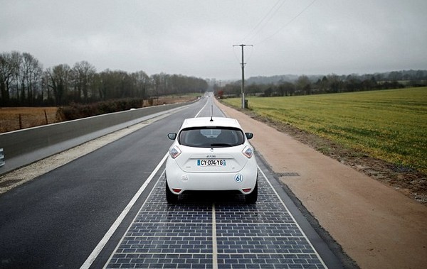 行到車又發到電！法國興建出全球首條「太陽能公路」為小鎮服務