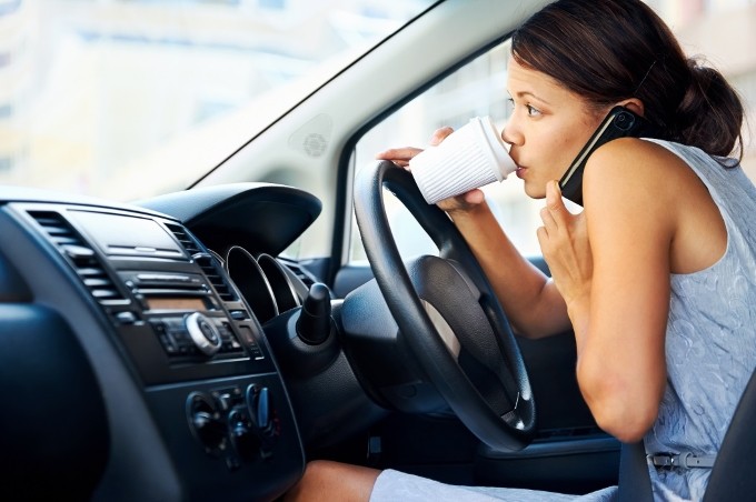 研究發現駕駛時用免提通話同樣分心