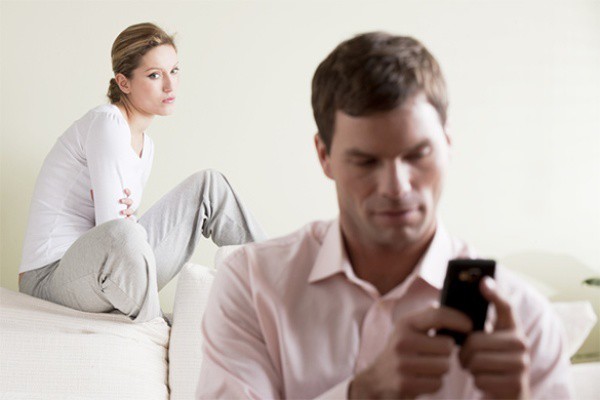 感情殺手！研究發現 7 成人不滿伴侶經常只顧住玩手機