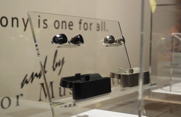 疑似 Xperia Ear 改良版！Sony 公開展出新款「真無線入耳式耳機」外型更輕巧