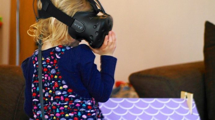 好爸爸善用 VR   讓囡囡用 HTC VIVE 參觀自己的公仔屋