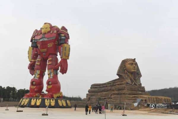 超騎呢醜到爆！山寨 Hulkbuster 雕像進駐中國世界文化遺產博覽園