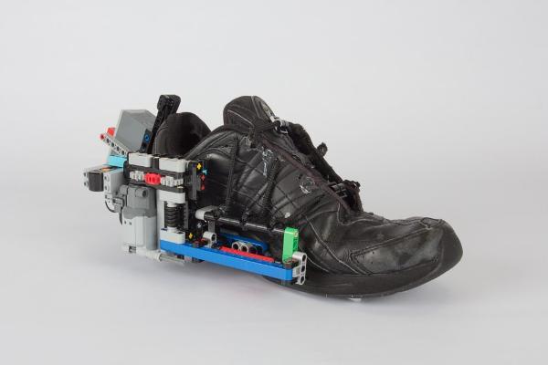 【有片睇】平民過 Nike HyperAdapt！海外設計師自製 LEGO 自動綁鞋帶裝置