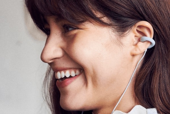 Sony 新款 ambie 耳機玩夾耳仔　比AirPods更潮？