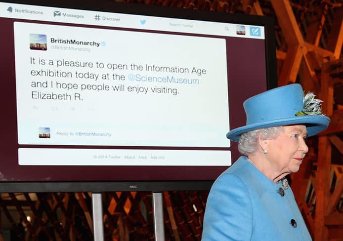 月薪 2.4 萬！筍工幫英女皇玩 Twitter