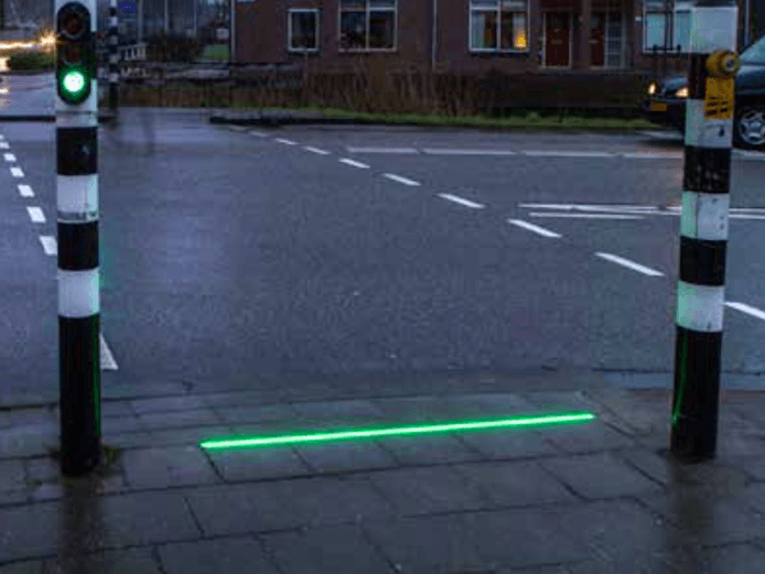 荷蘭小城試行安裝地面紅綠燈，協助低頭族過馬路