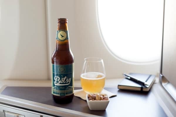 【有片睇】結合科學與傳統釀製技術！國泰推出全球首款高空享用啤酒 Betsy Beer