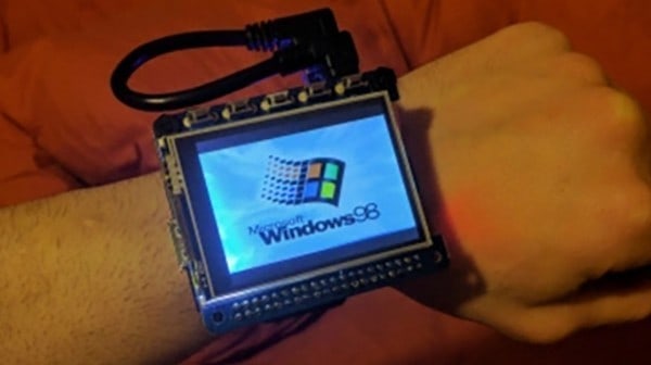 微型電腦帶住周圍走！海外高手成功將 Windows 98 搬到智能手錶上