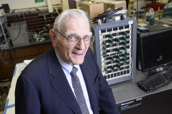電量更高壽命更長！鋰電池之父成功研發全球首款全固態電池