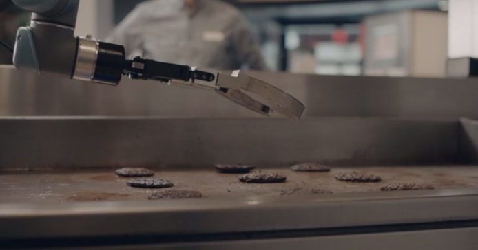 快餐店減廚師壓力  引入煎漢堡機械臂