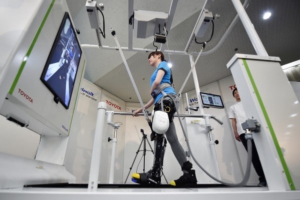 向醫療技術發展！Toyota 新型 Welwalk 機械支架可協助癱瘓患者重新行走