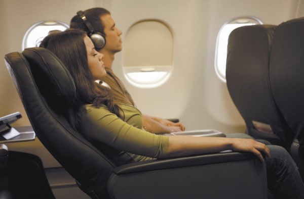 如何坐得更舒適？研究發現飛機乘客付錢可阻止對方將椅背傾後