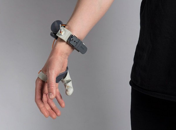 3D 列印 Third Thumb 讓你變「六指琴魔」　打破義肢傳統觀念