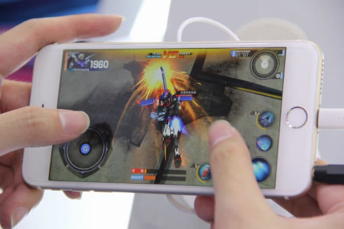 手機遊戲版Gundam VS系列實機展示！ 用虛擬按鍵操作 畫面流暢