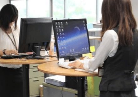 日企業推站立電腦桌 禁止員工坐下用電腦