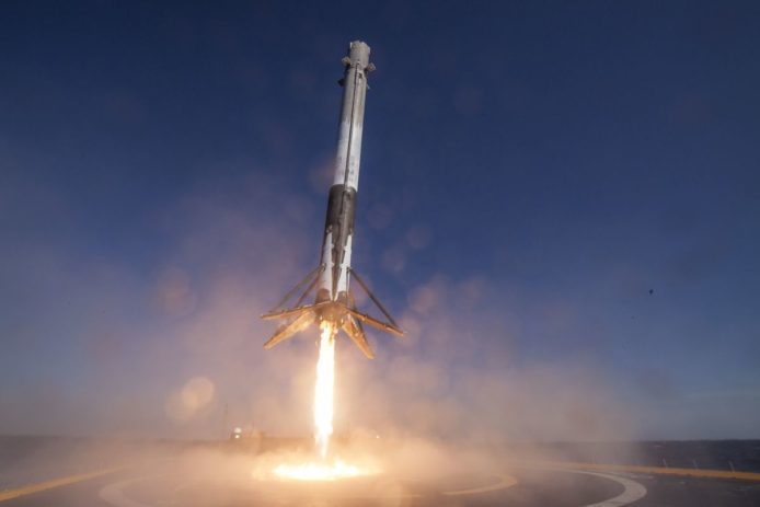 SpaceX再次成功將火箭垂直著陸　地面回收