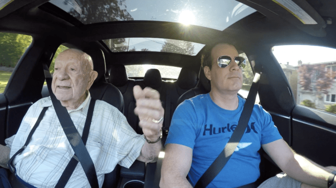Tesla車主帶97歲親爺爺座上他的電動車 結果是…