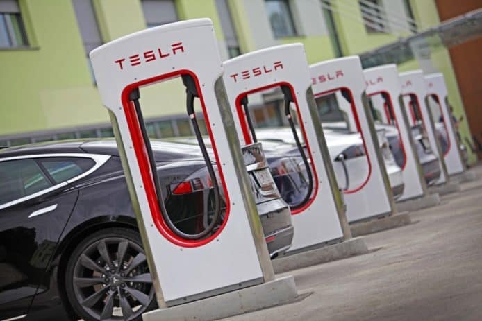 更似油站 Tesla 計劃為充電站增加便利店設施