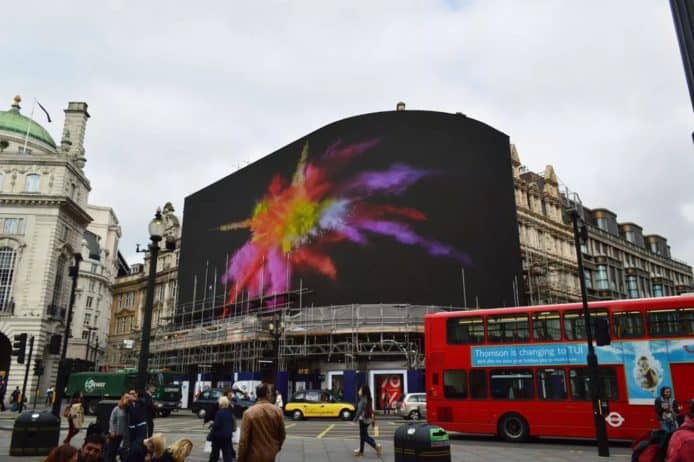 倫敦新戶外屏幕技術  分析汽車行人顯示廣告內容