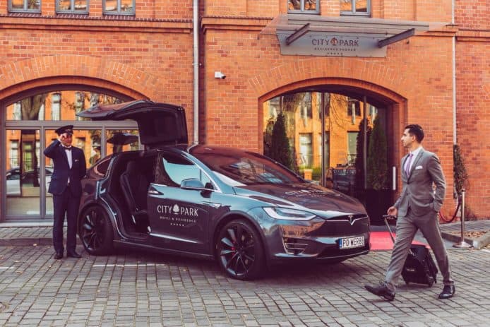 環保先至潮！波蘭酒店以 Tesla 當作禮賓車