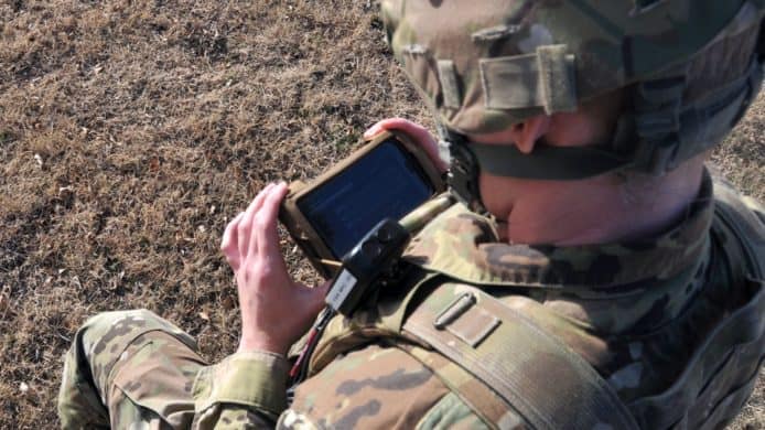 俄羅斯被指入侵北約軍人智能電話　有人Facebook帳戶被駭