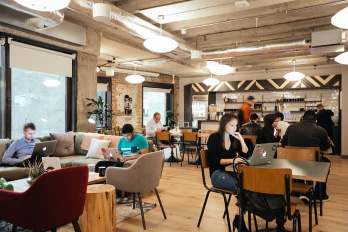 海外辦公更方便 Airbnb 將與 WeWork 合作提供住宿+辦公桌租用服務