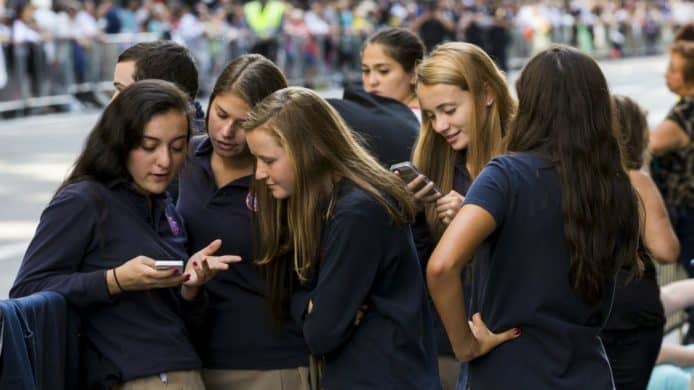 法國政府宣佈全面禁止學生攜帶手機上學