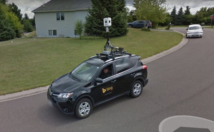 有咁啱得咁蹺！Bing、Google 兩大街景車相遇