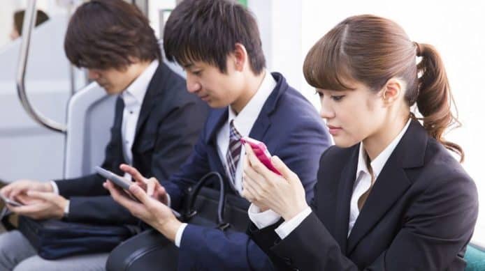 日本調查發現近半受訪者只用手機上網