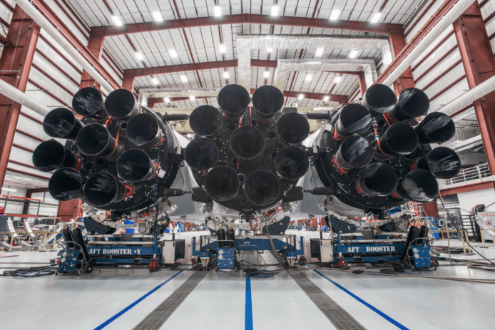 SpaceX 最新「獵鷹重型」火箭真身曝光　推力強3倍