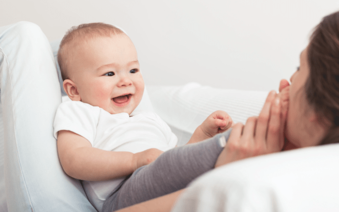 與嬰孩說話時有身體接觸　研究指有助嬰孩腦部活動