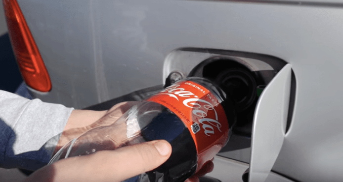 為呃點擊！YouTuber 將可樂倒入汽車油缸