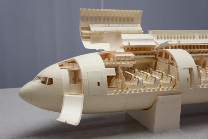 設計師用紙砌出 1:60 波音 777 型客機
