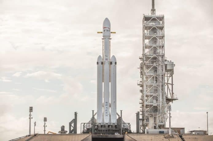 SpaceX 獵鷹重型火箭正式上架　準備將Tesla電動車送往太空