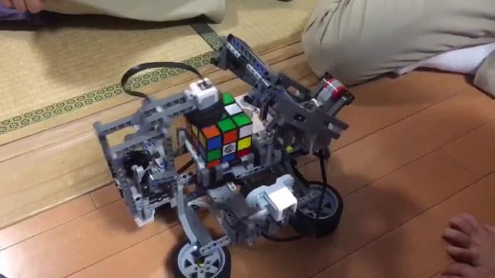 用LEGO自製扭計骰機械人　90秒解開3×3扭計骰
