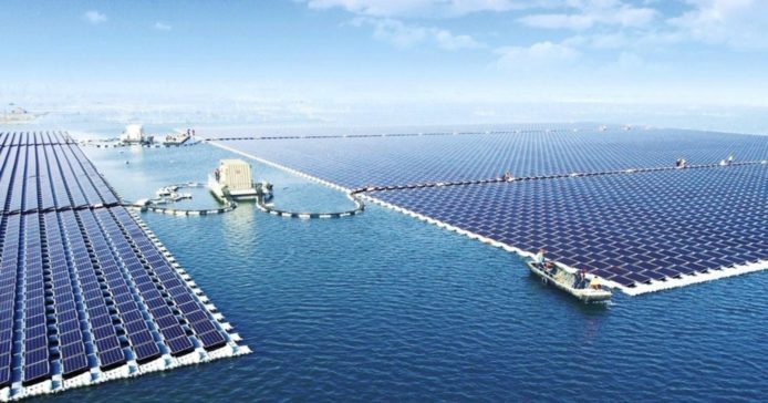 中國積極發展水上太陽能發電站　16萬塊發電板浮於水面