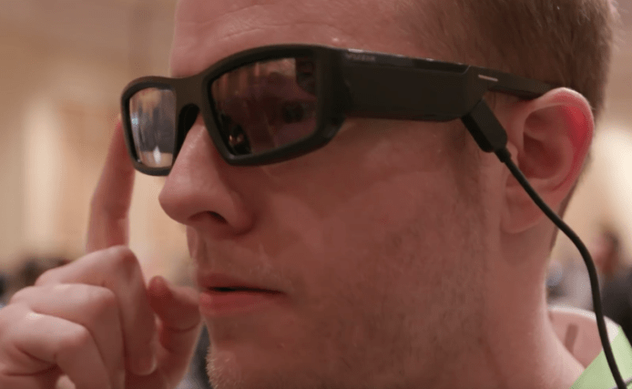【CES 2018】Vuzix 智能眼鏡內置Alexa語音　講出問題答案在眼鏡顯示